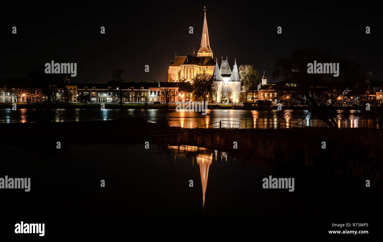 Nacht Bilder von der historischen Stadt von Kampen, Overijssel, Niederlande bei Nacht Stockfoto