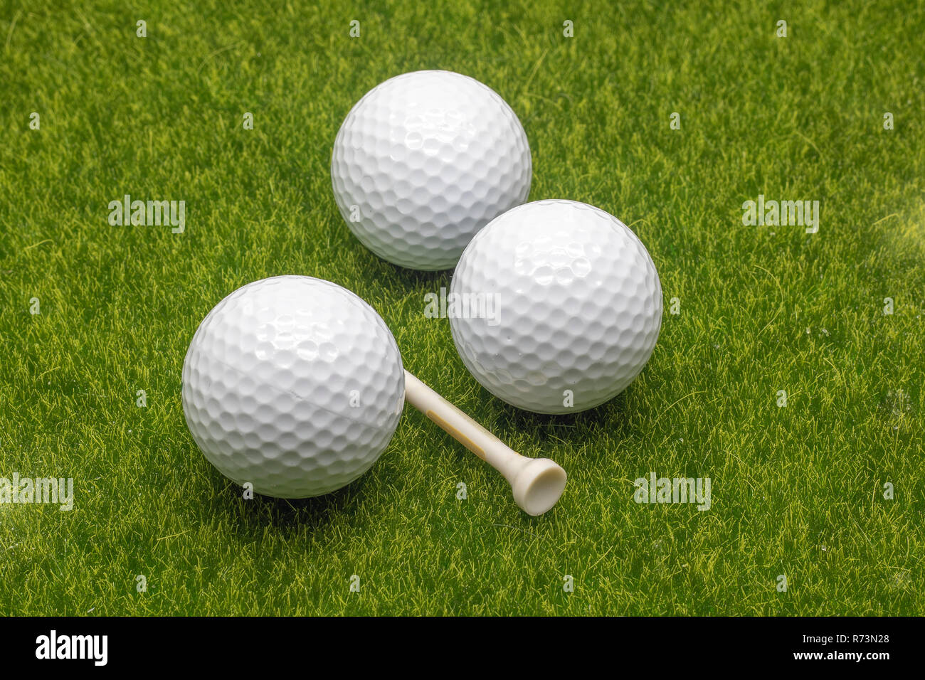 Close up View Golf Bälle und T-Stück auf Gras Hintergrund. Stockfoto