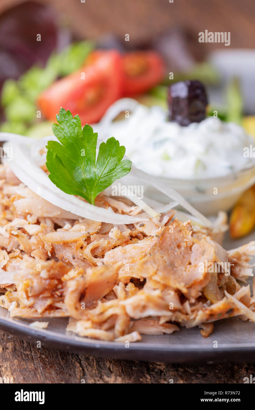 Griechischen Gyros mit tzaziki und Pommes Frites Stockfoto