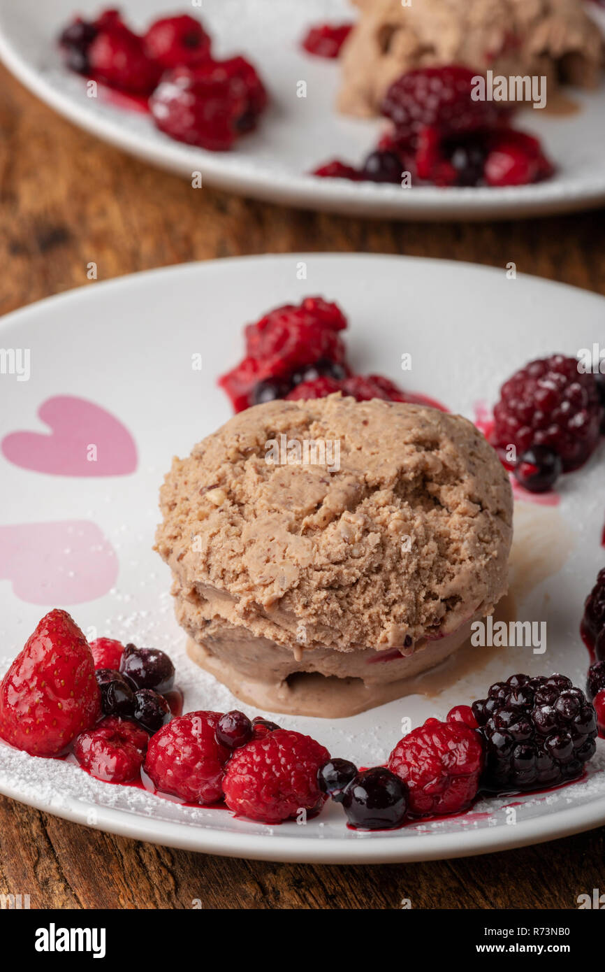 Haselnuss Eis mit Früchten auf Platten Stockfoto