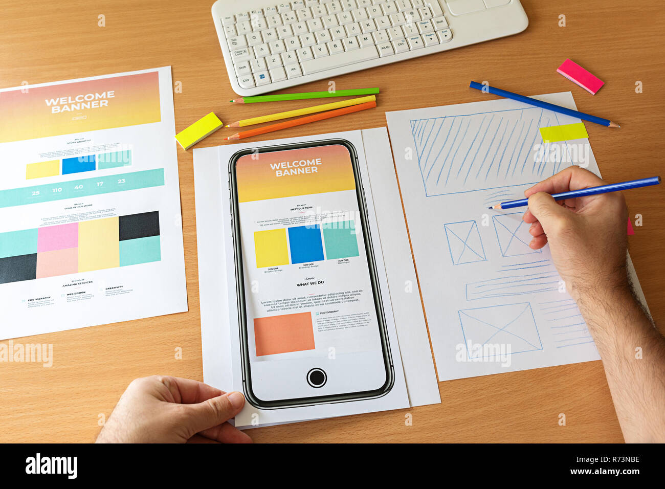 Kreative Skizze Planung Anwendung Prozess Entwicklung Prototyp Drahtmodell für Web Handy. Grafik Designer erstellen Landing Page für Neue Web-sites Stockfoto