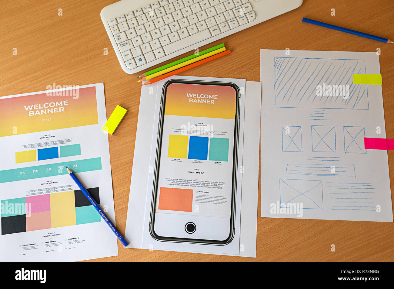 Kreative Skizze Planung Anwendung Prozess Entwicklung Prototyp Drahtmodell für Web Handy. Landing Page für die neue Website. User Experience conce Stockfoto