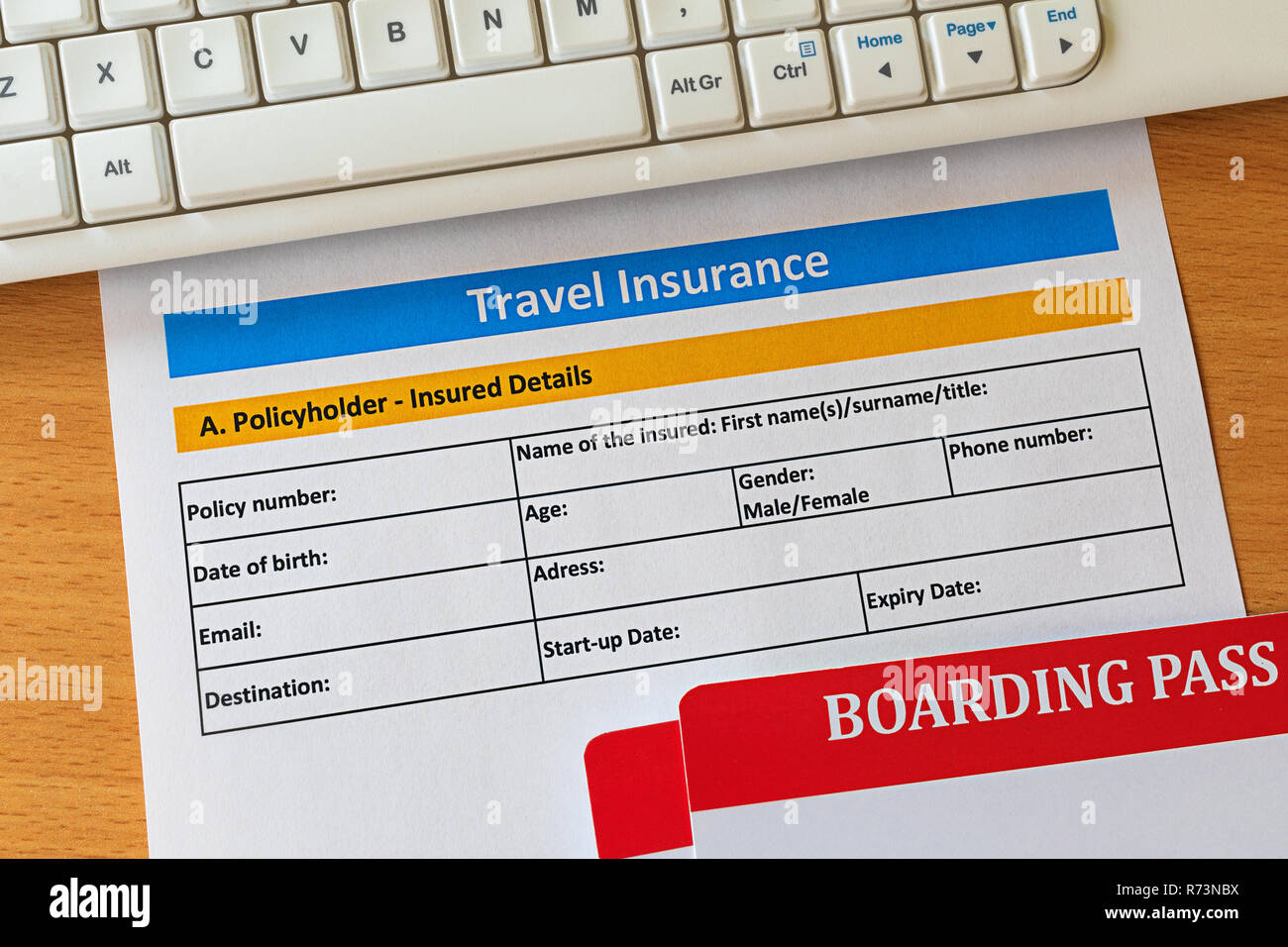 Reiseversicherung Form auf Holztisch mit Bordkarte Ticket und Tastatur. Agenturen verkaufen Flugtickets oder Reisen und die Verbraucher zu Stockfoto
