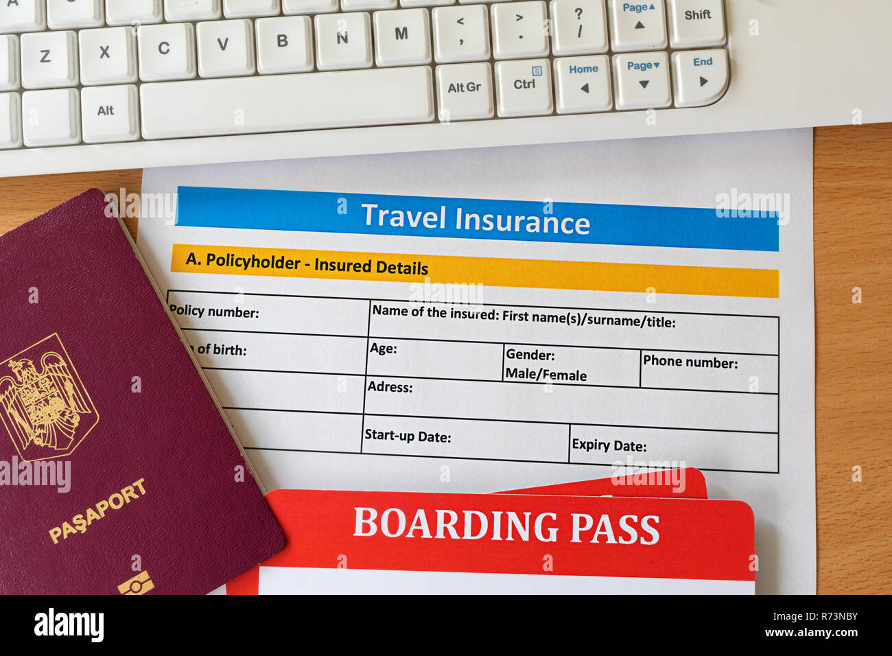 Reiseversicherung Form mit Bordkarte Tickets, Reisepass Tastatur auf Holztisch. Agenturen verkaufen Flugtickets oder Reisen und consu ermöglichen Stockfoto