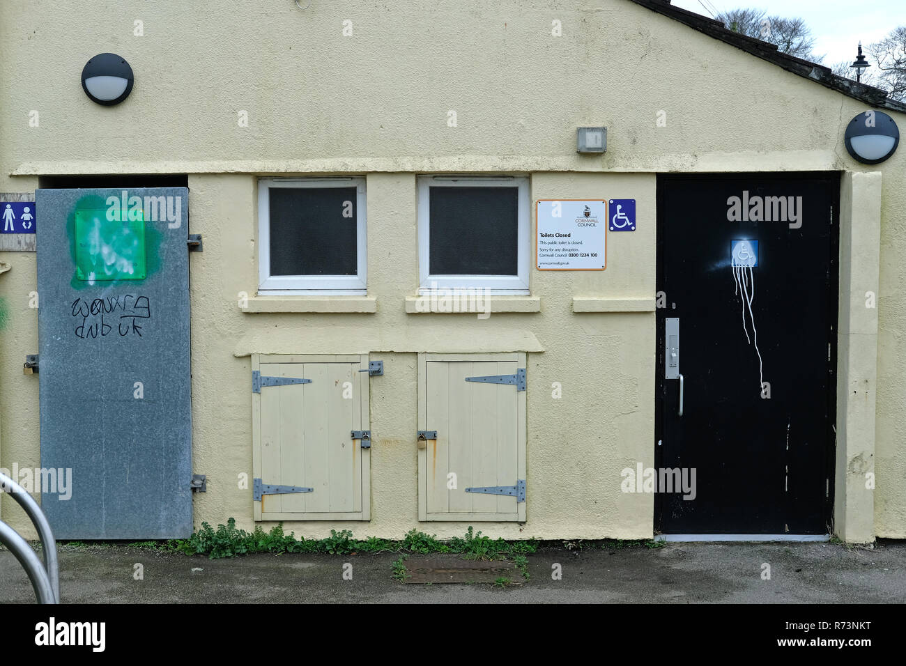 Ein geschlossen, verriegelt die öffentliche Toilette in Camborne, Cornwall, Großbritannien Stockfoto