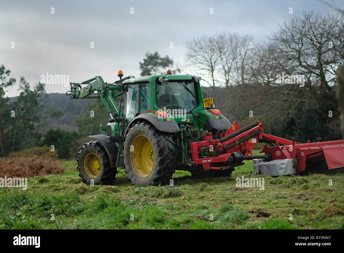 Ein Bauernhof Fahrzeug, Traktor in einem Feld. Stockfoto