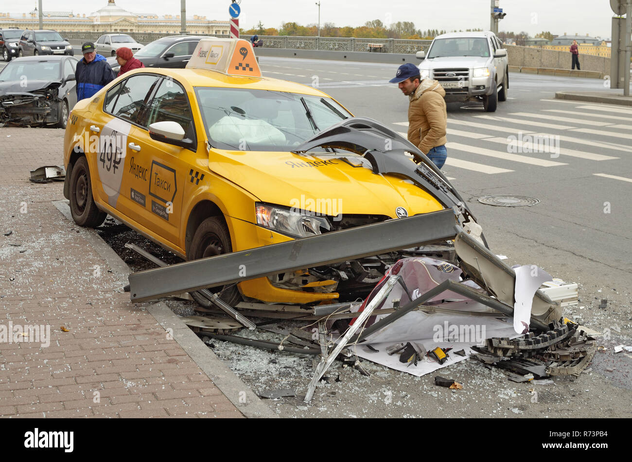 Russland Sankt-petersburg. Russland. November. 16.2016. Der Taxifahrer nicht mit dem Fahren fertig zu werden und stürzte in eine Fußgängerzone. Stockfoto