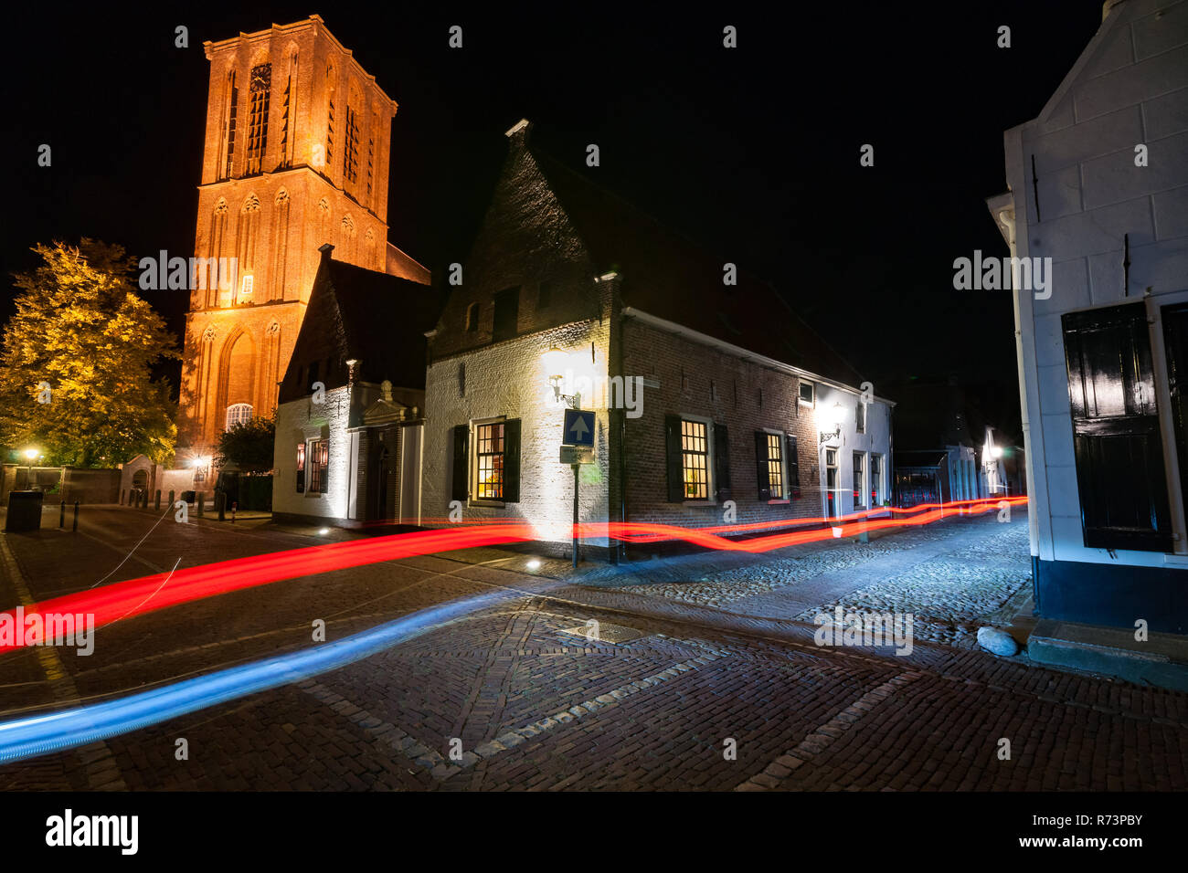 Eine typische niederländische Kirche mit Flachdach in der alten befestigten niederländische Stadt. Einen schönen Abend Foto mit langer Verschlusszeit erstellt am blaue Stunde afte Stockfoto