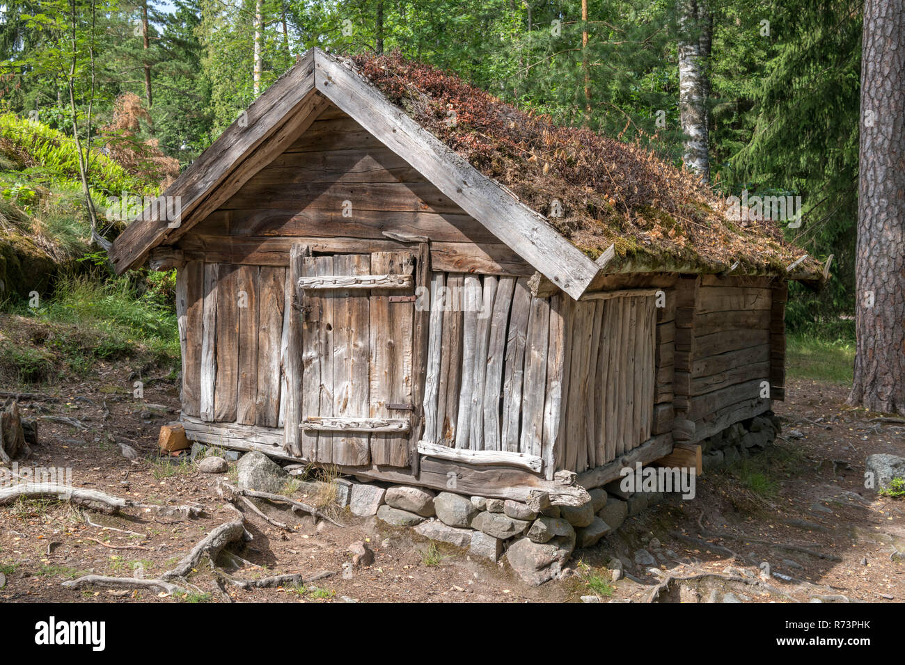 19. jahrhundert Heu Kabine und Lagerhaus von nuorgam Provinz Lappland, seurasaari Open-Air Museum, Seurasaari in Helsinki, Finnland. Stockfoto