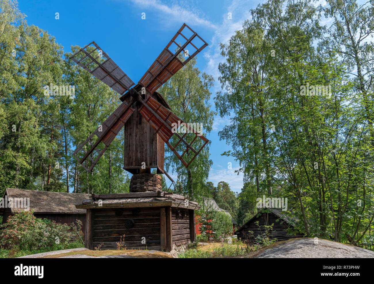 Windmühle aus dem 19. Jahrhundert (von Lockstedt, Satakunta), Freilichtmuseum Seurasaari, Seurasaari in Helsinki, Finnland. Stockfoto