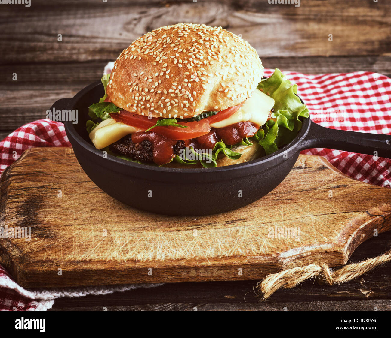 Burger mit einer Frikadelle und Gemüse ich Stockfoto