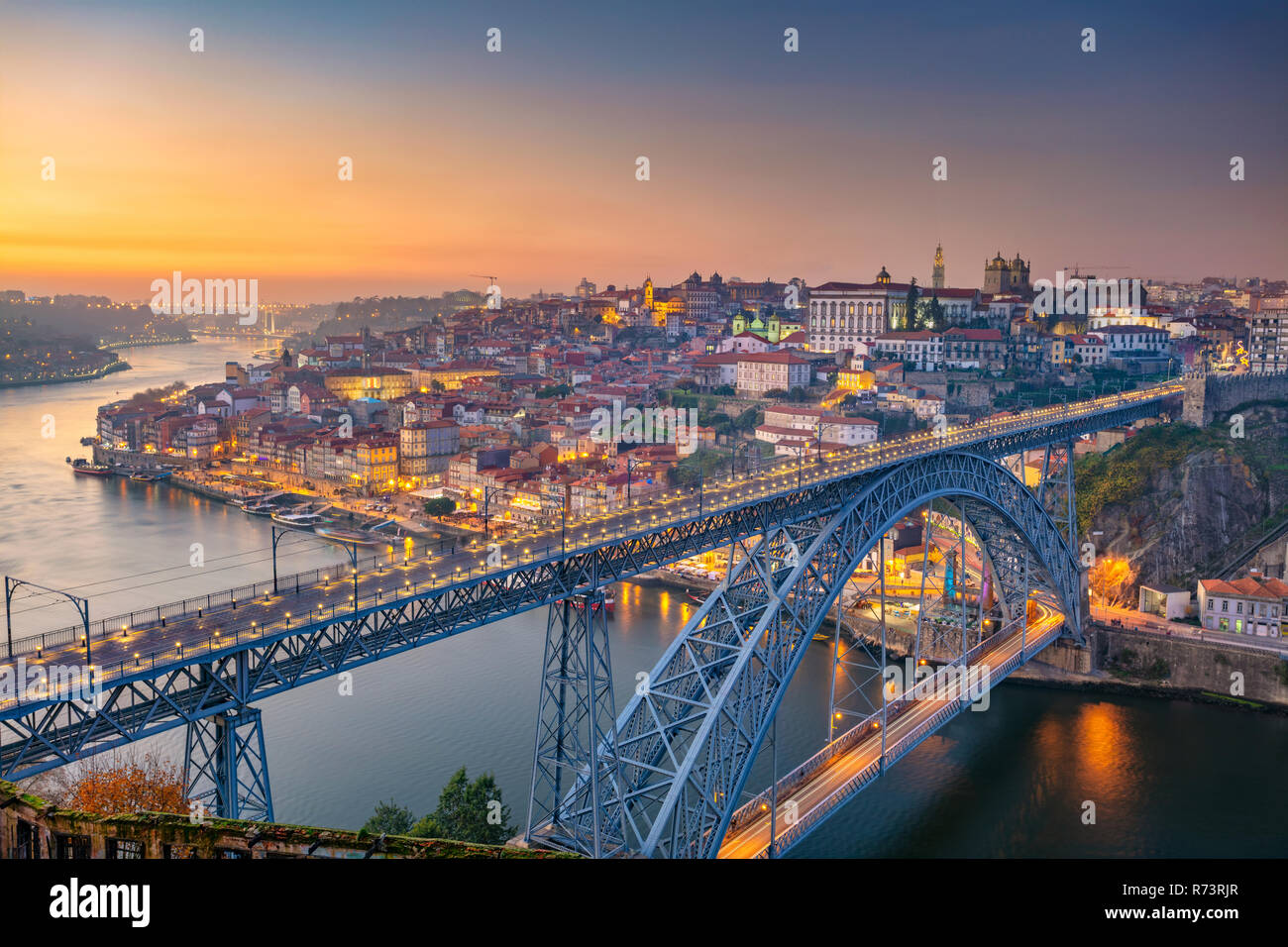 Porto, Portugal. Stadtbild Bild von Porto, Portugal mit der berühmten Luis Brücke und den Fluss Duero während des Sonnenuntergangs. Stockfoto