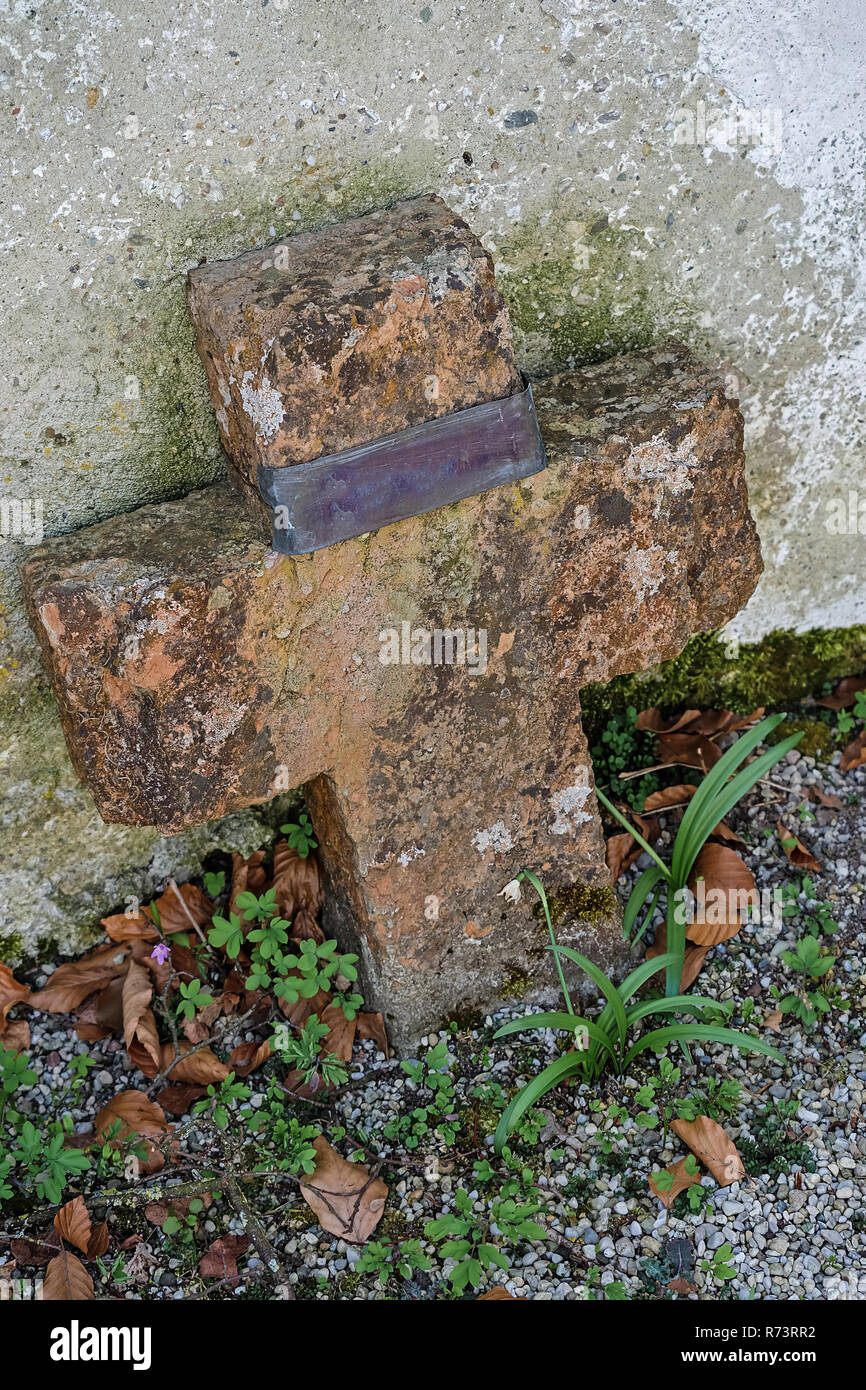 Altes steinernes Kreuz an eine vergessene Friedhof Stockfoto