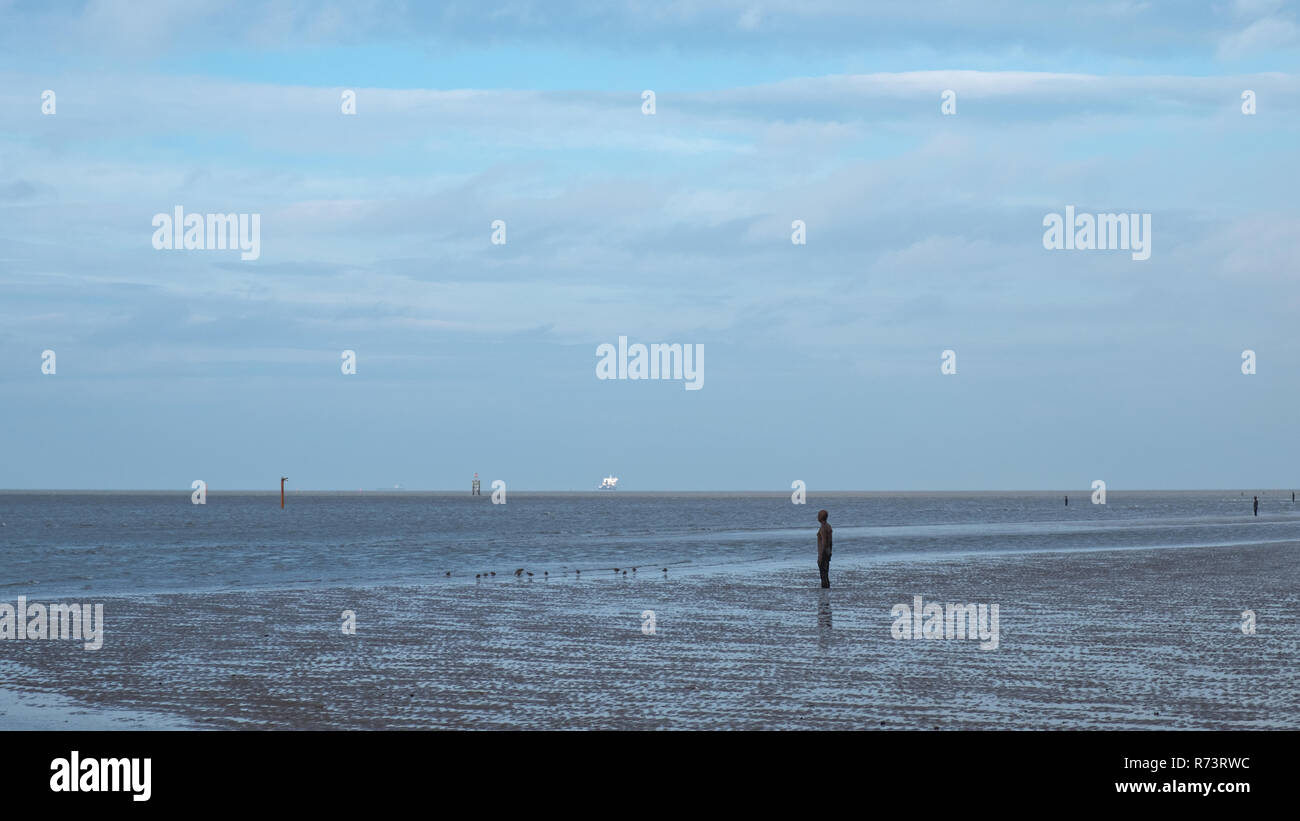 Crosby, England - November 6, 2018: Der Strand im Norden von Liverpool, welche Hosts eine Kunstinstallation von Anthony Gormley als einen anderen Ort bekannt Stockfoto