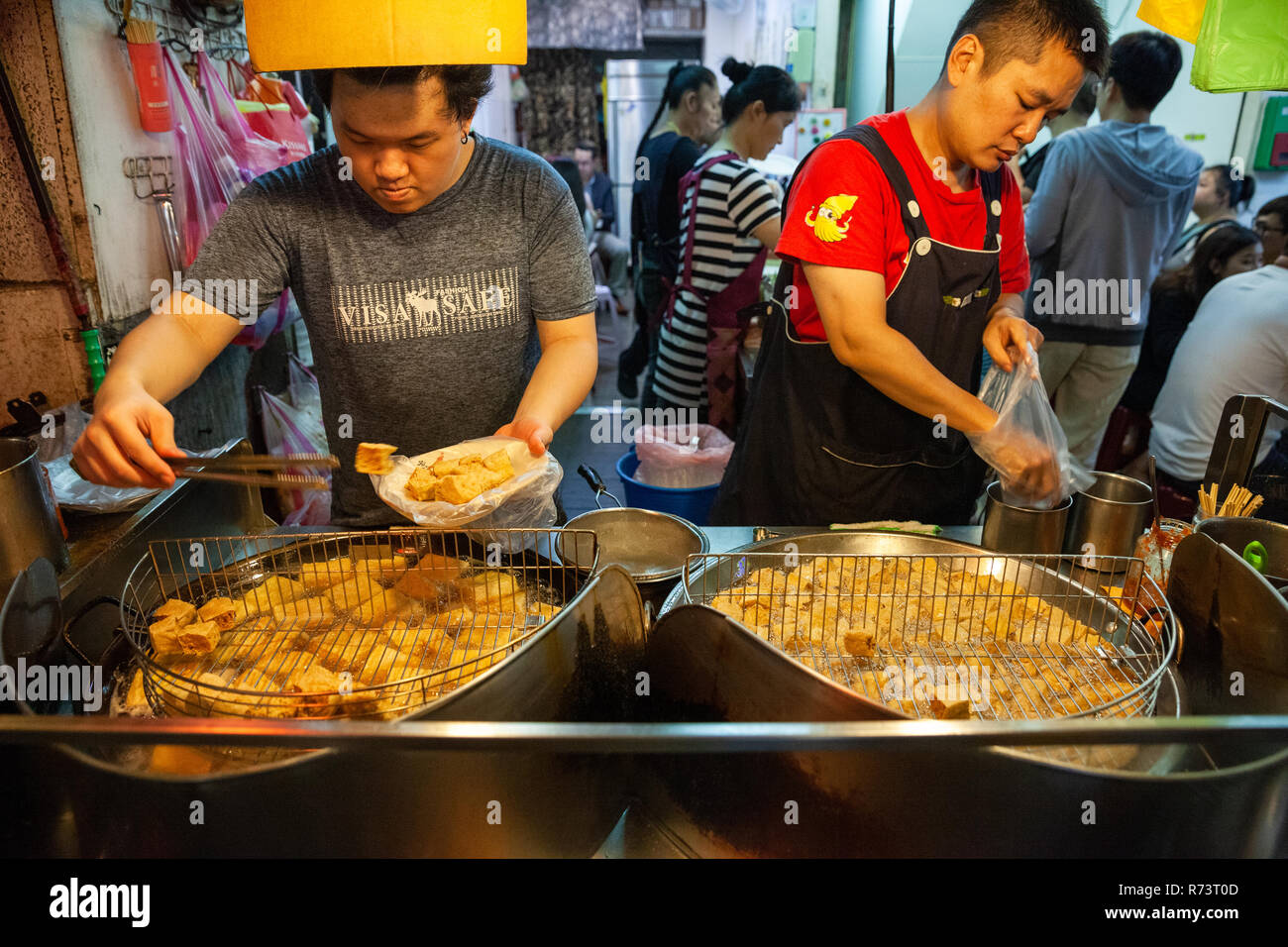 JIUFEN, TAIWAN - 6. NOVEMBER: Zwei Männer kochen stinky Tofu auf den Markt von Jiufen am 6. November 2018 in Jiufen, Taiawan. Stockfoto