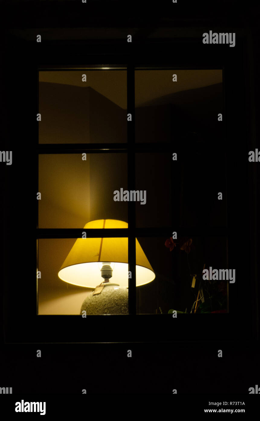 Weihnachten Fenster mit Weihnachtsbaum, Lichter, rote Girlanden und Christmas Star Stockfoto