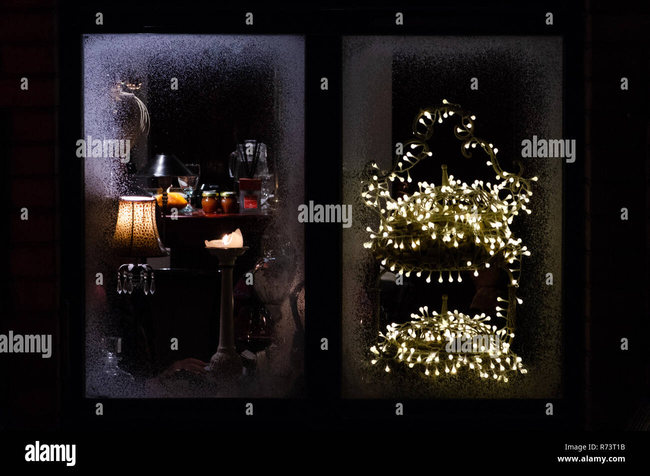 Weihnachten Frosty Fenster mit Kerze, Leuchte, Leuchten, warme und gemütliche Atmosphäre Stockfoto