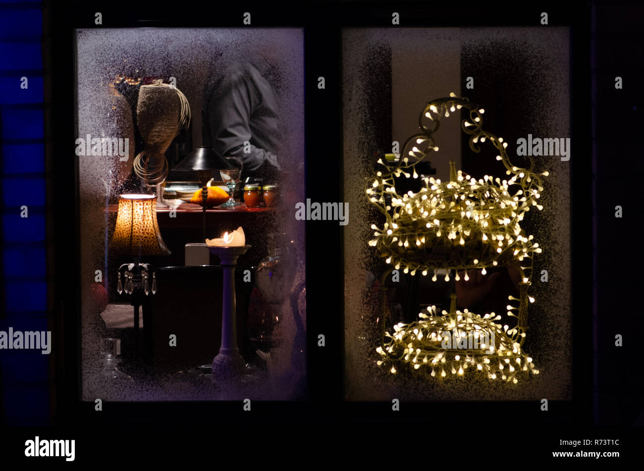 Weihnachten Frosty Fenster mit Kerze, Leuchte, Leuchten, warme und gemütliche Atmosphäre Stockfoto