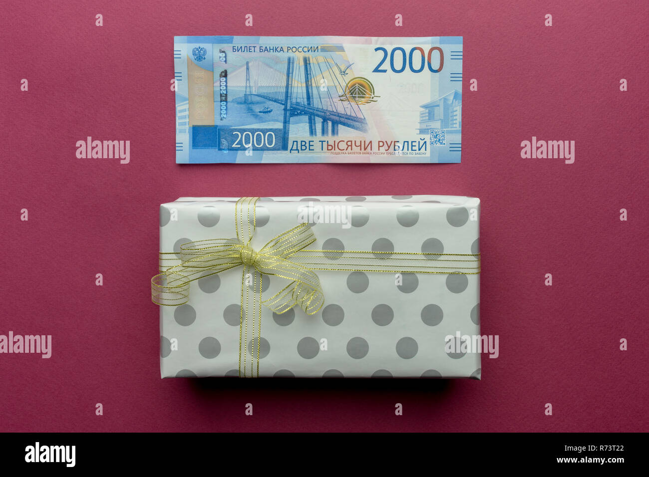 Zwei - tausend Russische Rubel Geld mit Geschenkbox mit Gold Bug auf lila Hintergrund isoliert. Für text Stockfoto