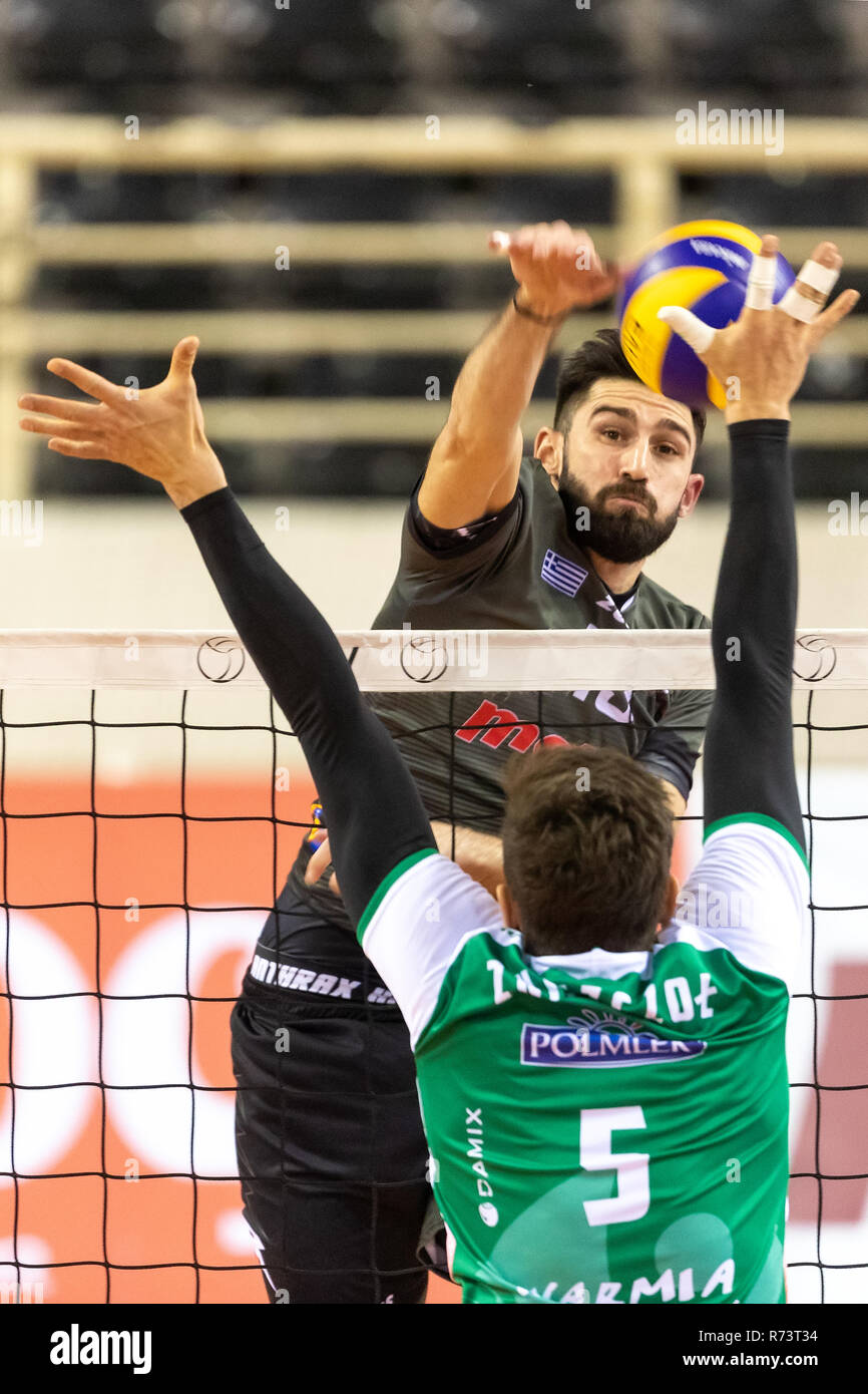 Thessaloniki, Griechenland - Dezember 5, 2018: Das team Spieler in Aktion während der CEV Volleyball Cup Spiel zwischen Paok vs Indykpol AZS Olsztyn bei PAOK Sp Stockfoto