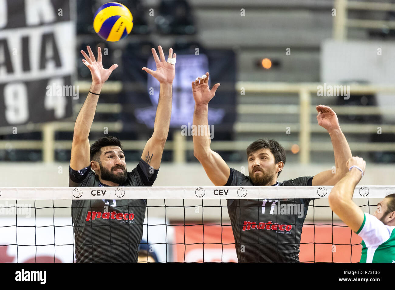 Thessaloniki, Griechenland - Dezember 5, 2018: Das team Spieler in Aktion während der CEV Volleyball Cup Spiel zwischen Paok vs Indykpol AZS Olsztyn bei PAOK Sp Stockfoto