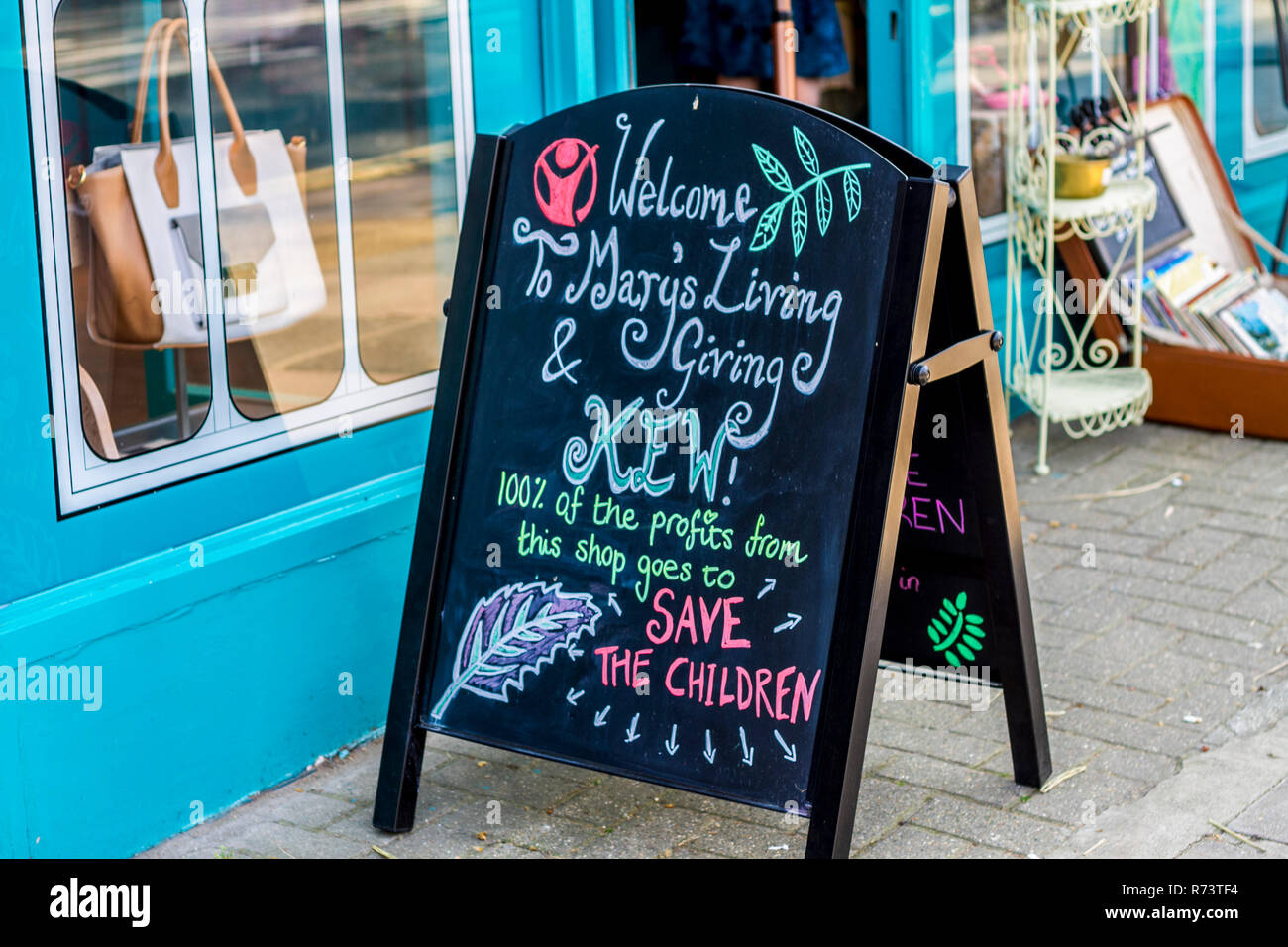 Mary's Living und Giving Shop Kew, Charity Shop Blackboard anmelden, Kreide Zeichen schwarz weiß, Small Business Concept Shop front store Schnickschnack Stockfoto