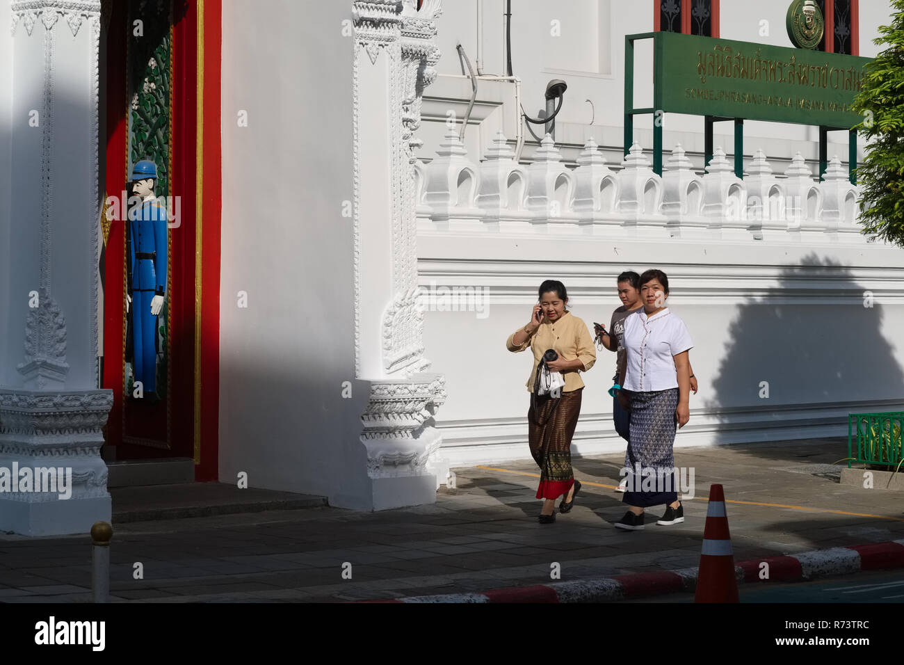 Thailändische Frauen in traditioneller Kleidung pass Wat Rajabophit in  Bangkok, Thailand, The Guardian Abbildung eines Europäischen Stil Soldat in  der Tür des Tempels geschnitzt Stockfotografie - Alamy