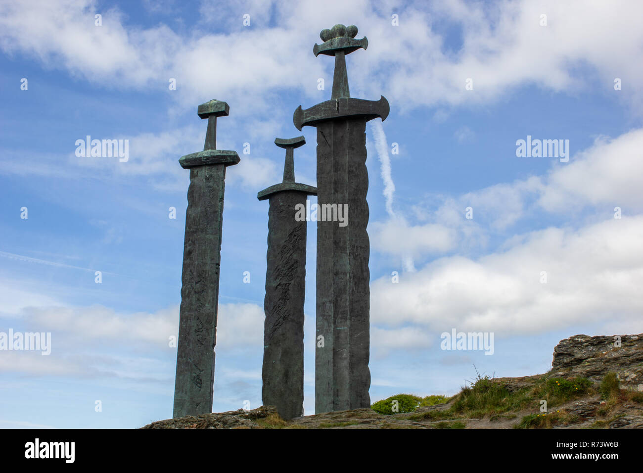 Drei riesige Viking Schwerter stehen in einem Stein in Hafrsfjord, Norwegen begraben Stockfoto