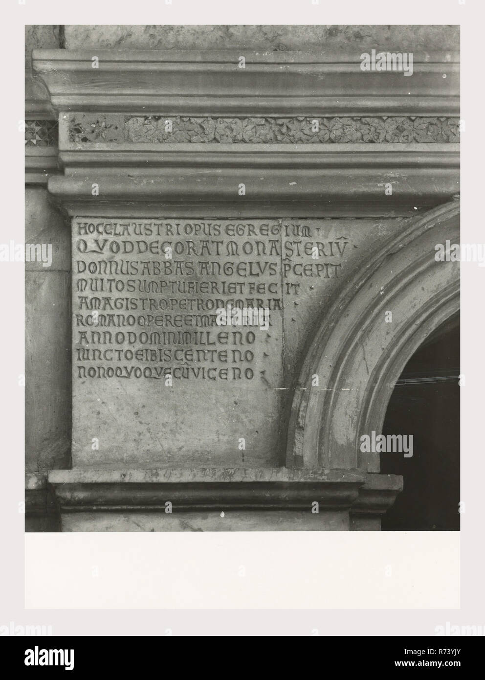 Umbrien Perugia Todi Umgebung Abbazia di Sassovivo Benediktiner, das ist mein Italien, die italienische Land der visuellen Geschichte, Außenansichten der Benediktinerabtei in den Wäldern Fokus auf dem 13. Jahrhundert stammt das Kloster Arkaden und dem 14. Jahrhundert blind Arcade, bestehend aus colonnettes verschiedener Stile. Kreuzgang Ansichten gehören auch eine gut-Kopf und auf der östlichen Kreuzgang Wand heraldischen sind Geräte unter die Abbildung ein paar Löwen, ein Kreuz, und gekreuzte Schlüssel. Blick auf den Innenbereich konzentrieren sich auf freien Fragmente, einschließlich einer Darstellung des Letzten Abendmahls mit barocken Spalten. Eine Ansicht zeigt den Namen der ersten Äbte Stockfoto