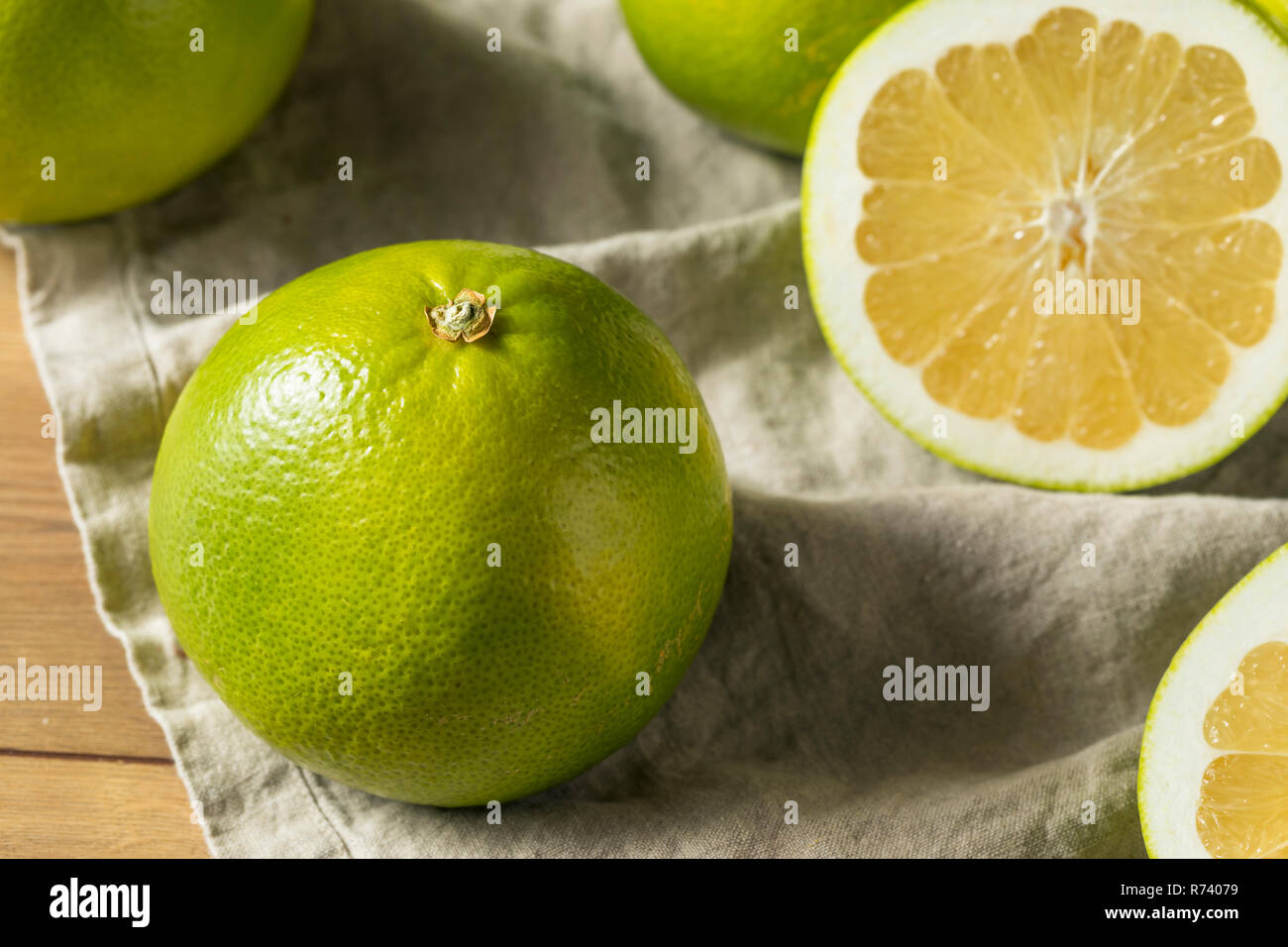 Raw Green Organic Golden Pomelo bereit zu Essen Stockfoto