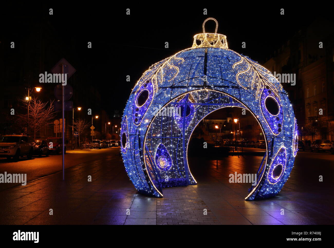Schönen großen Weihnachten Dekoration auf Platz im Stadtzentrum, in der Nacht, Chrismas Tree Christbaumkugel, beleuchtet, schöne Spiegelungen auf nassem Boden. Stockfoto