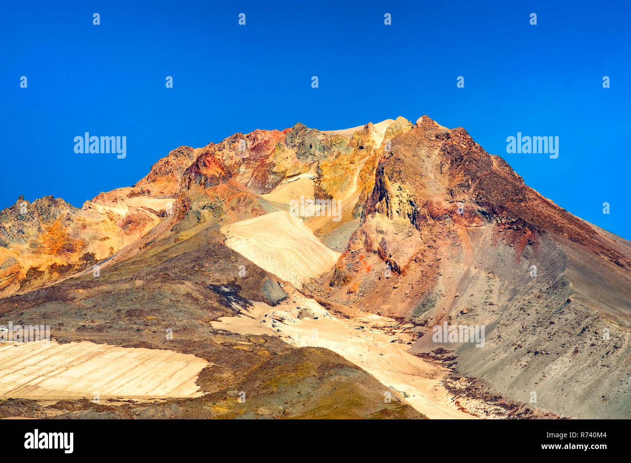 Mt. Haube zeigt seine Struktur im Spätsommer die Baumgrenze im Vordergrund. Nur die Patches von Eis und Schnee auf dem Gletscher. Stockfoto