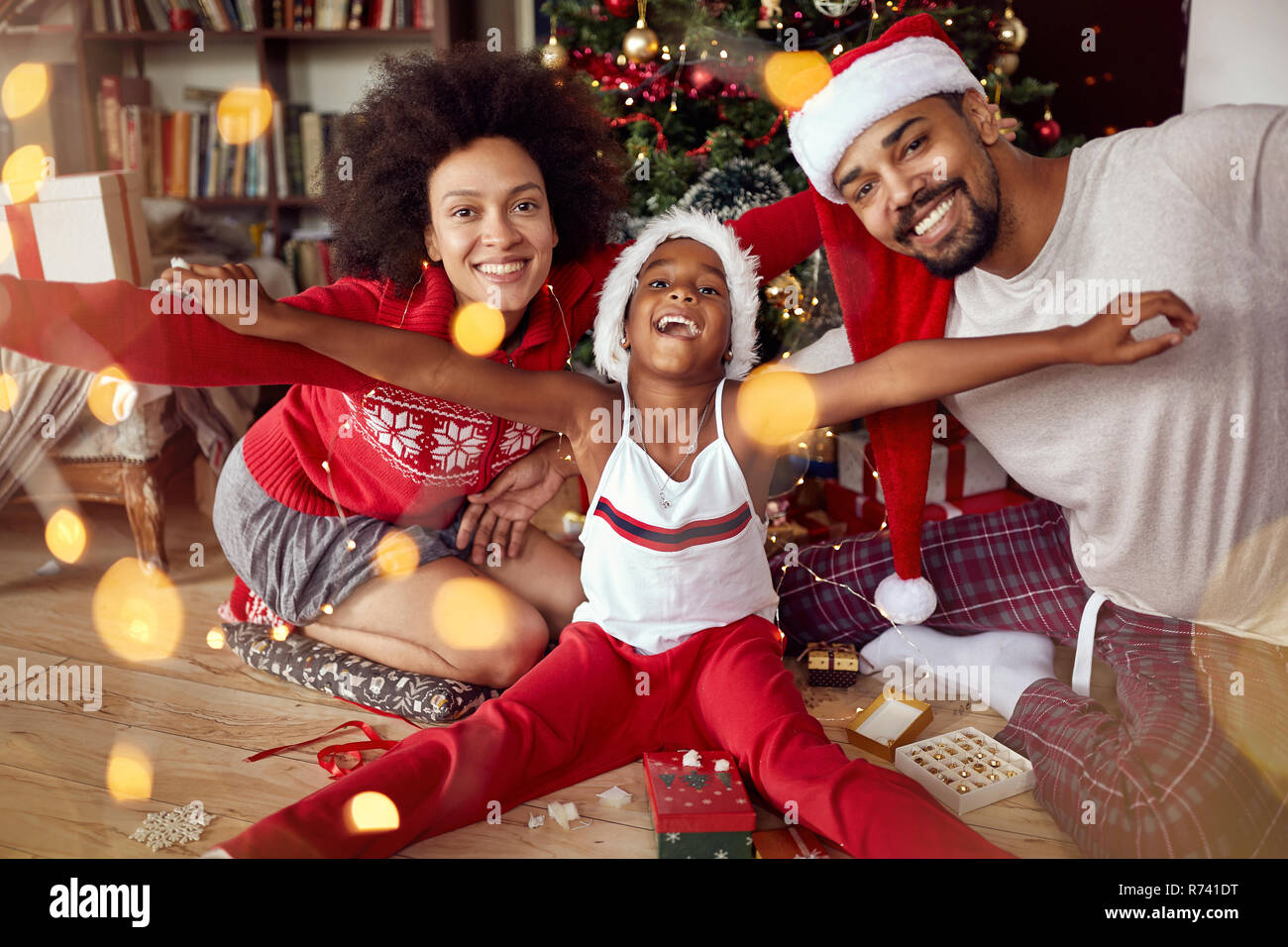 Happy African American Family vor der schönen Weihnachtsbaum Stockfoto