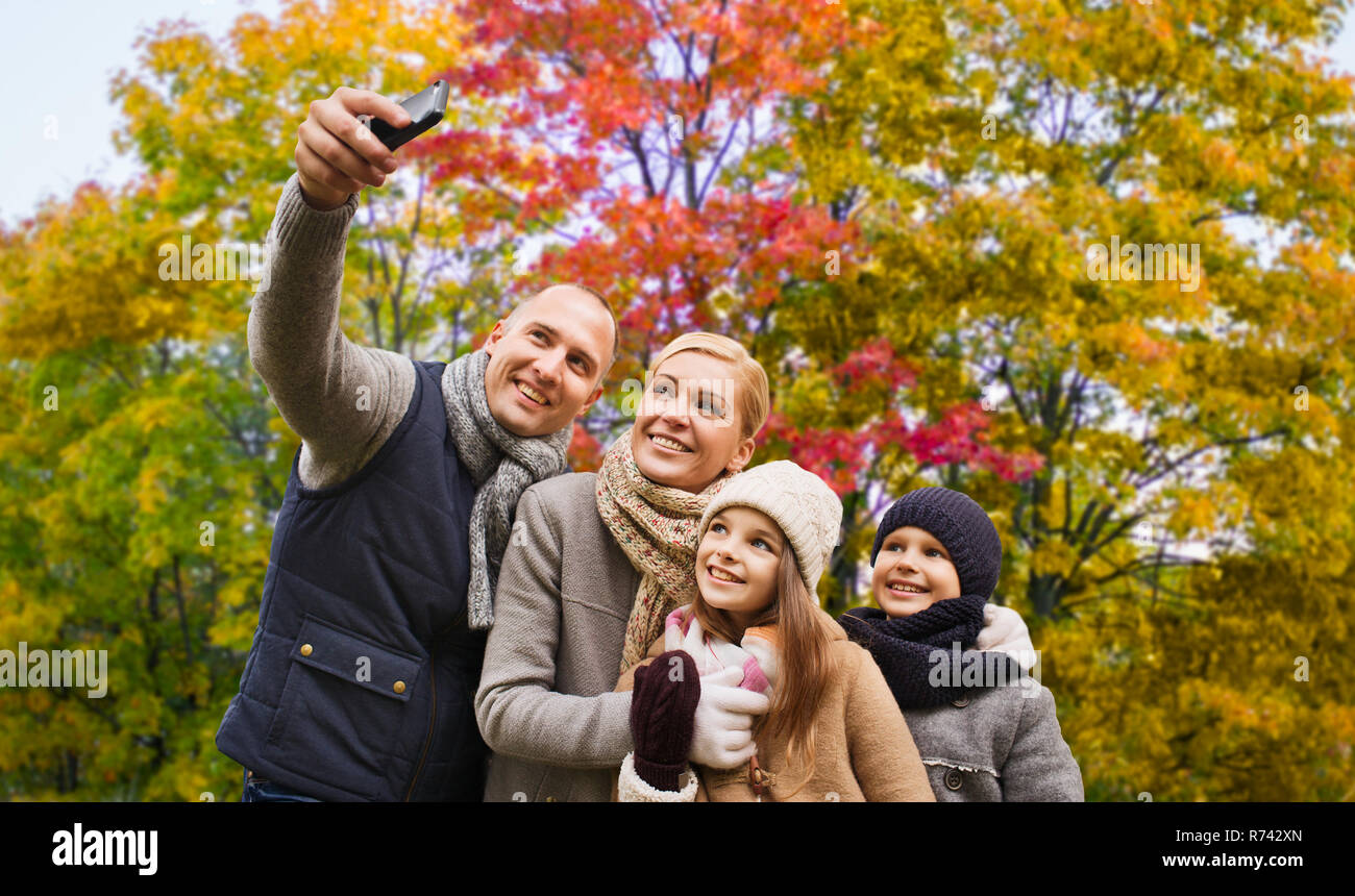 mutter-sohn-und-tochter-im-herbst-fotos-und-bildmaterial-in-hoher