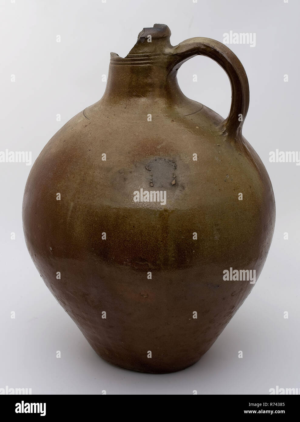 Steinzeug Krug mit langen Wurst Ohr, braun glasiert, profil Ringe um den Hals, Kanne, Geschirr halter Boden Keramik Steinzeug Salz Glasur Glasur finden, Hand gedreht Fried verglaste große Steinzeug Krug dunkelgrau Shard mit Salz Glasur braun geflammt Profil Ringe um den Hals wurst Ohr ziemlich breiten Hals Ei einzigen Nut auf der Schulter Archäologie import Töpferwaren trinken servieren geformte dienen Bier, Wein Tisch Küche Stockfoto