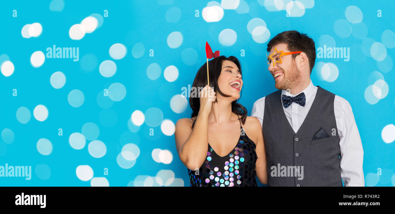 Glückliches Paar mit Party props Spaß Stockfoto