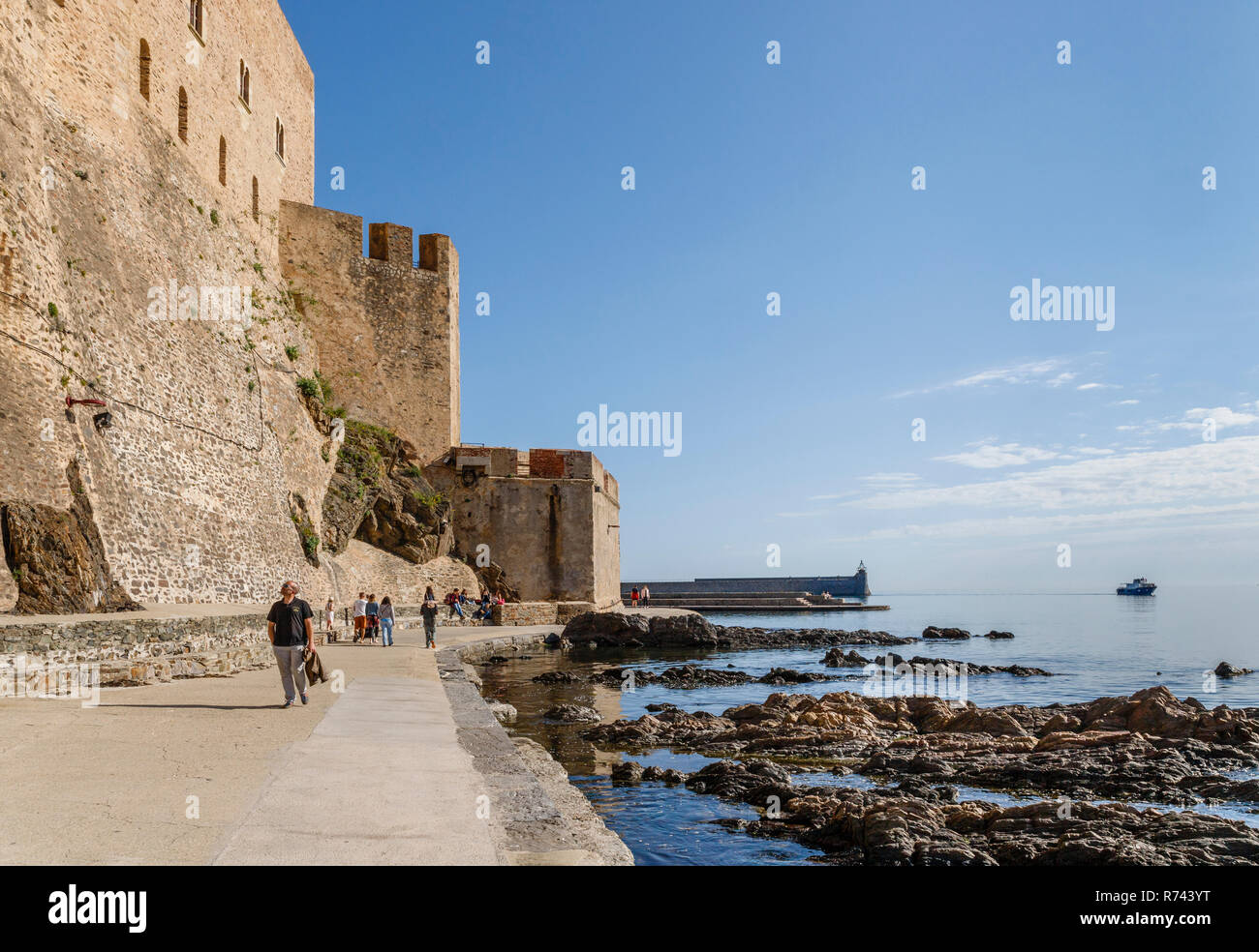 Frankreich, Pyrenees Orientales, Cote Vermeille, Collioure, defensive Mauer des Königlichen Schlosses // Frankreich, Pyrénées-Orientales (66), Côte Vermeille, Collio Stockfoto