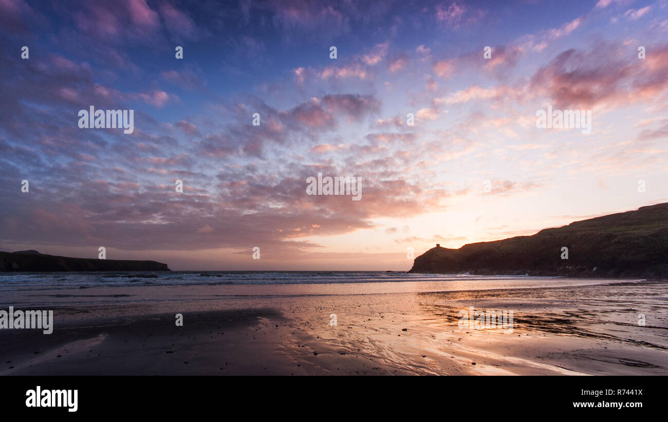 Abereiddi Turm steht auf Felsen neben Abereiddy Bucht auf der Pembrokeshire Coast National Park in West Wales. Stockfoto
