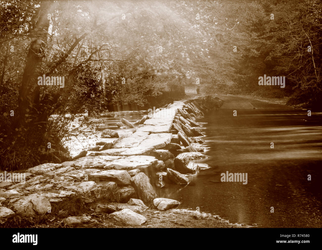 Sepiafarbene Fotografie, aufgenommen auf einem Papiernegativ in einer 7 x 5 Zoll Plattenkamera im Oktober 2018 des Flusses Barle bei Tarr Steps auf Exmoor, Somerset UK. Stockfoto