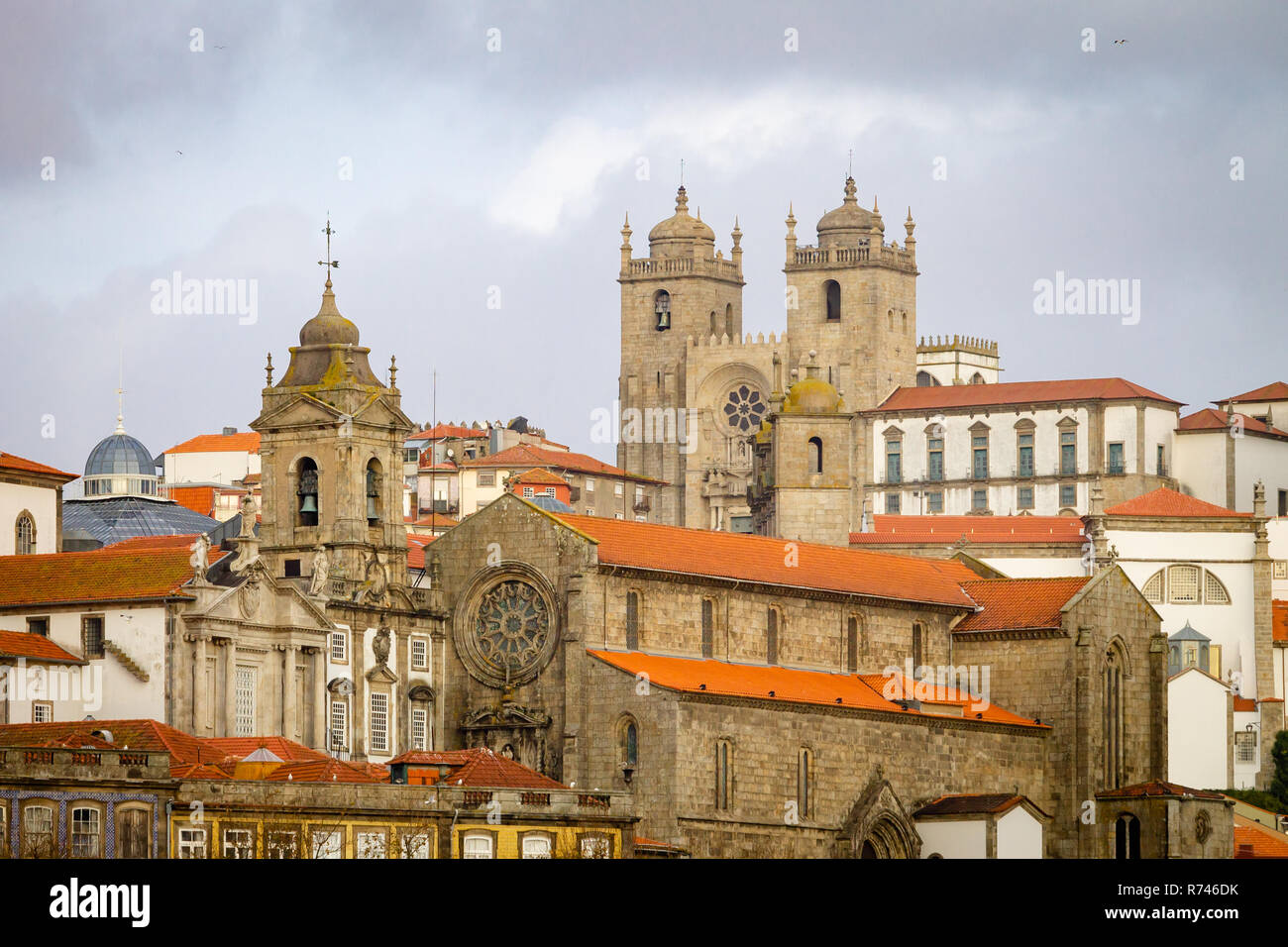 Porto an einem bewölkten Tag, mit der Sao Francisco Kirche im Vordergrund und der Sé im Hintergrund. Stockfoto