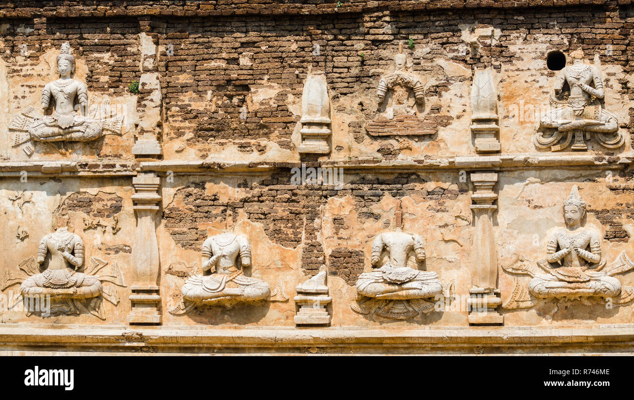 Stuck Reliefs auf der Fassade des Maha Chedi, Wat Chet Yot, Chiang Mai, Thailand Stockfoto Stuck Reliefs auf der Fassade des Maha Chedi, Wat Chet Yot, Chiang Mai, Thailand Stockfoto