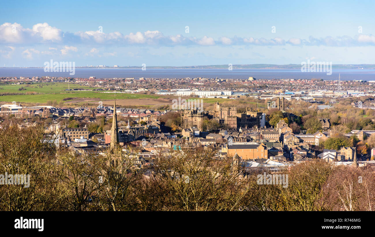 Lancaster, England, UK - 12. November 2017: Winter Sonne scheint auf das Stadtbild von Lancaster und Morecambe, einschließlich Lancaster Castle und Kathedrale, ein Stockfoto