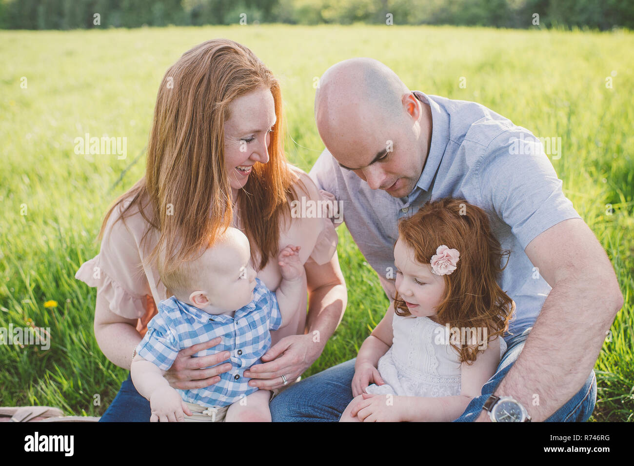 Eltern und Kinder entspannen im Park Stockfoto