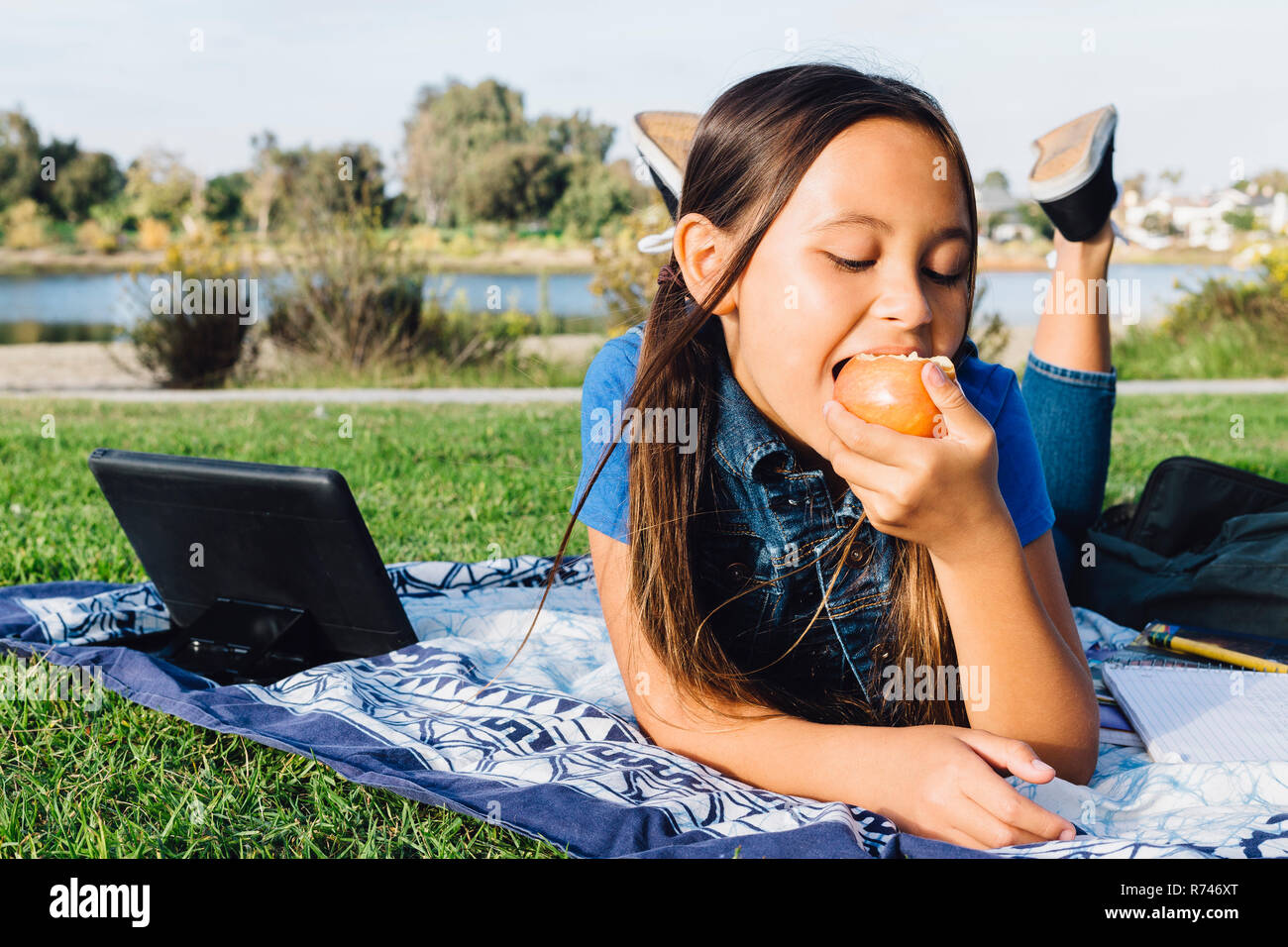 Mädchen mit Apple, Long Beach, Kalifornien, USA Stockfoto