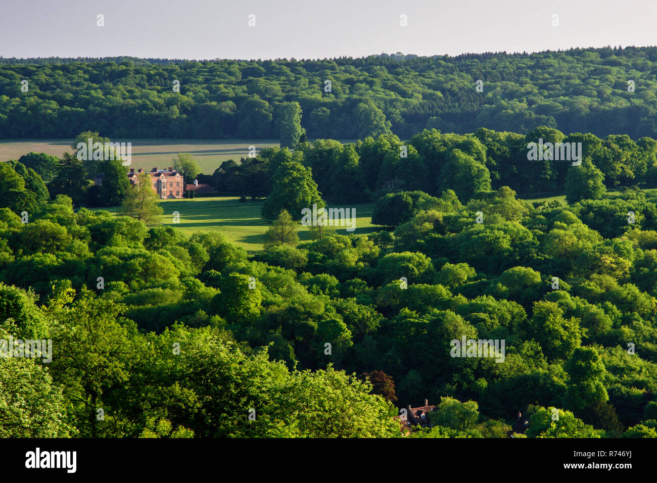 Wendover, England, UK - 26. Mai 2017: Abend Sonne scheint auf The Great Court, das Landhaus Rückzug der britischen Premierminister, in einer Parklandschaft im Set Stockfoto