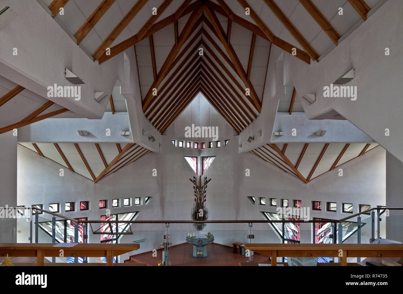 Bad Lauchstädt, Kirche Maria Regina. Innenraum. Blick zum Hochaltar. Bad Lauchstädt bei Halle Saale katholische Kirche Maria Regina vollendet 1994 Arc Stockfoto