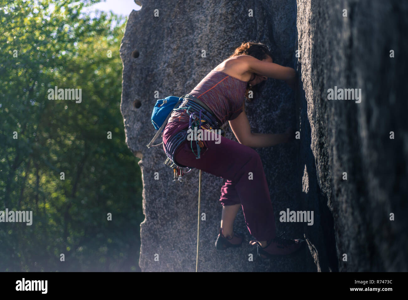 Junge weibliche Kletterer klettern Fels, volle Länge, Seitenansicht, Rauch Bluffs, Squamish, British Columbia, Kanada Stockfoto
