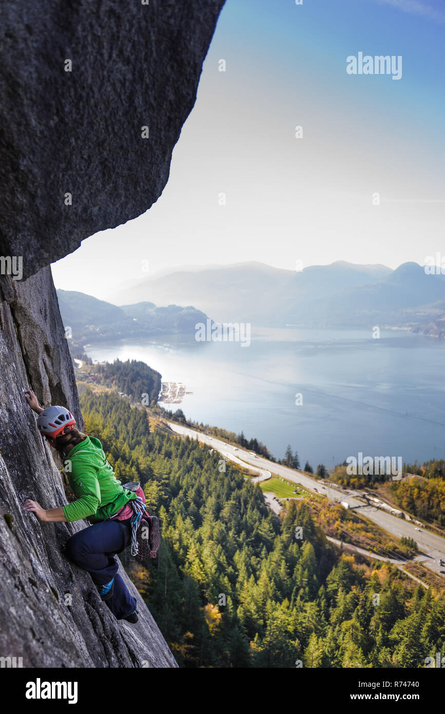 Junge weibliche Kletterer klettern Fels, Erhöhte Ansicht, der Chief, Squamish, British Columbia, Kanada Stockfoto