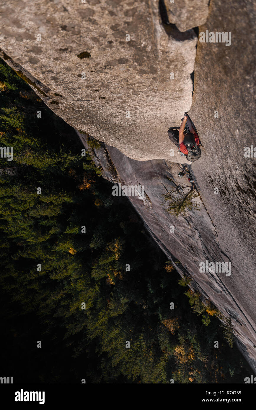 Männliche Kletterer klettern Fels, Ansicht von oben, der Chief, Squamish, British Columbia, Kanada Stockfoto