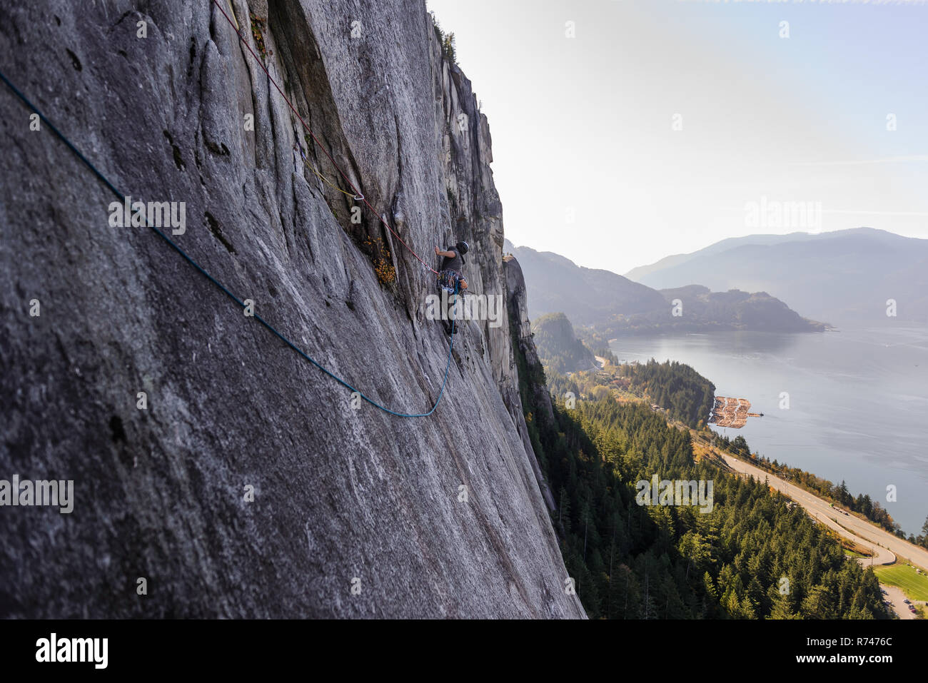 Junge männliche Kletterer klettern Fels, Erhöhte Ansicht, der Chief, Squamish, British Columbia, Kanada Stockfoto